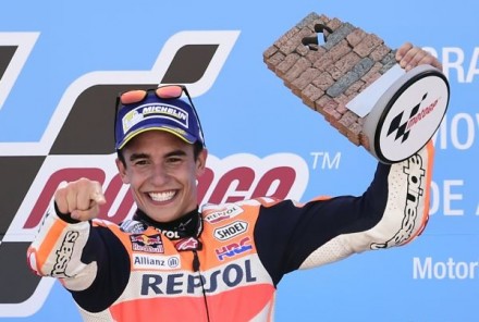 Moto Gp: Marquez vince in Aragon, Rossi eroico dopo l'infortunio